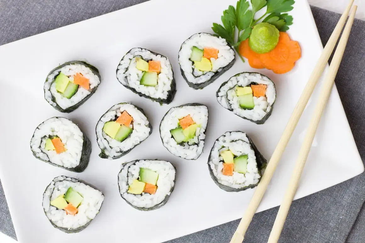 Pyszne rolki sushi z awokado, ogórkiem i marchewką. Idealne na lekki posiłek, gdy masz ochotę na coś do sushi.