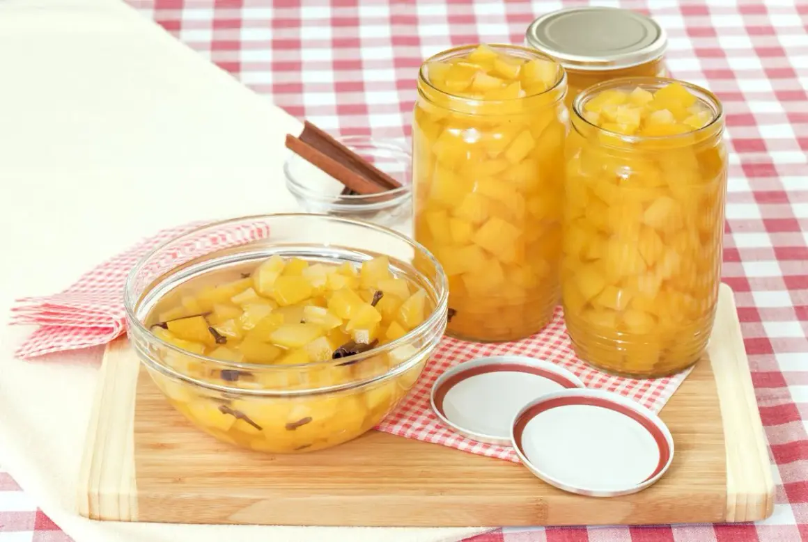 Słoiki z dynią w occie, jak u babci. Aromatyczne przyprawy i słodko-kwaśny smak.
