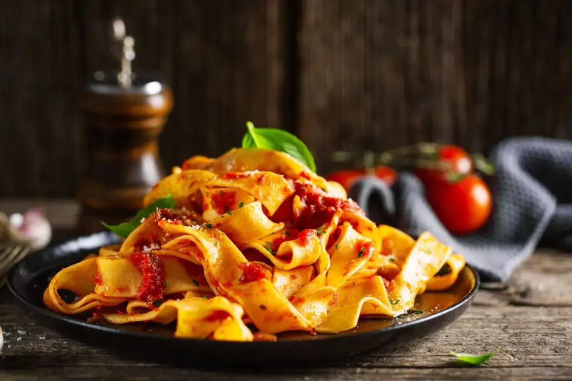 Pappardelle z sosem pomidorowym i bazylią – idealny, sycący obiad bez mięsa.