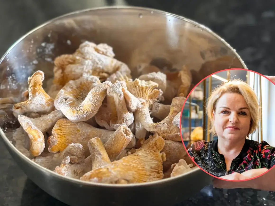 Kobieta pokazuje, jak oczyścić kurki. Grzyby w misce posypane mąką.