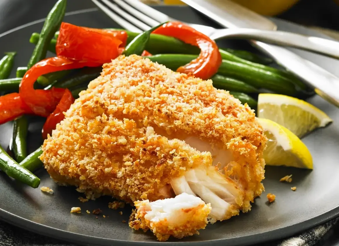 Chrupiące ryba w panierce panko, podana z fasolką szparagową, papryką i cytryną. Panko co to? Japońska bułka tarta nadająca niezwykłą kruchość.