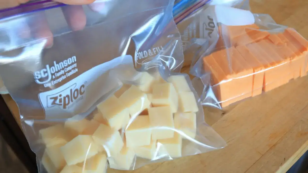 Pokrojony ser ż&oacute;łty w kostkach i plastrach w woreczkach Ziploc. Odpowiedź na pytanie: czy można mrozić ser ż&oacute;łty?