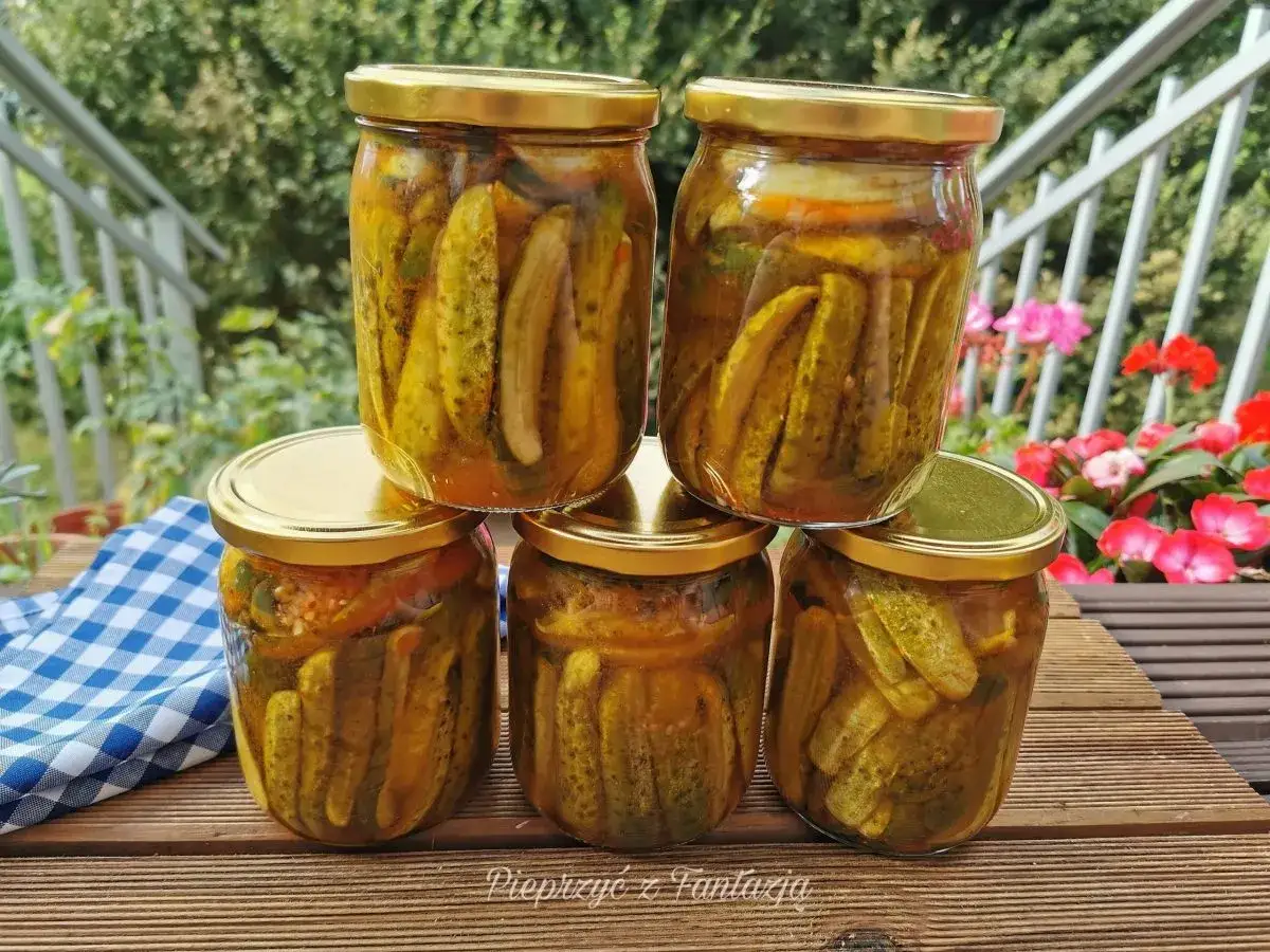 Słoiki z og&oacute;rkami z chilli, gotowe na zimę. Pikantna przekąska z domowym akcentem.