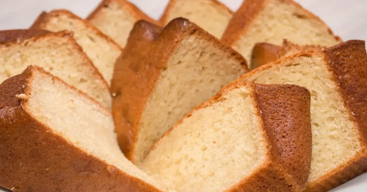 Pokrojone w plastry ciasto z airfryer, o złocistej skórce i puszystym wnętrzu, idealne na deser.