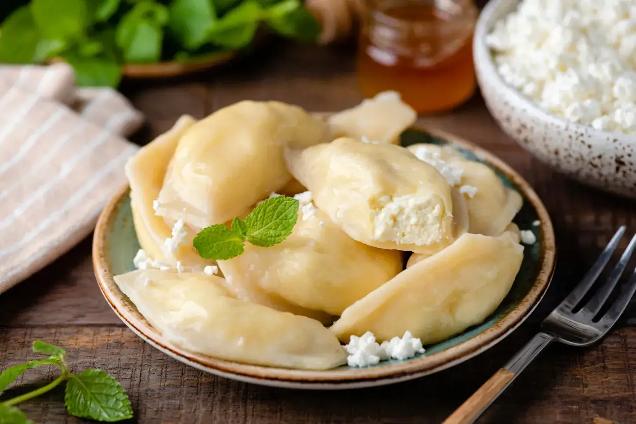 Pyszne pierogi z serem, jak u babci! Idealne na deser lub obiad.