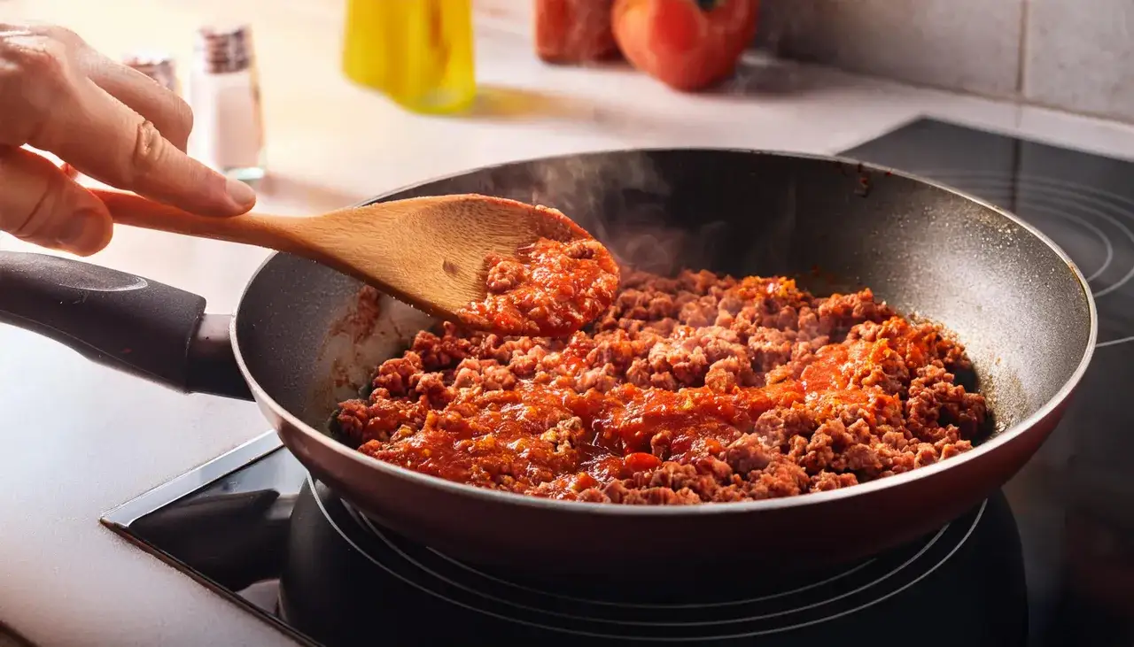 Mielone mięso z sosem pomidorowym na patelni, idealne jako sos do spaghetti.