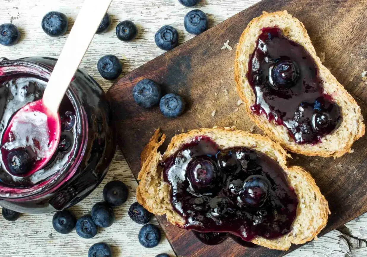 Domowy dżem z bor&oacute;wki amerykańskiej na chlebie. Idealny przepis na to, jak zrobić dżem z bor&oacute;wki amerykańskiej.