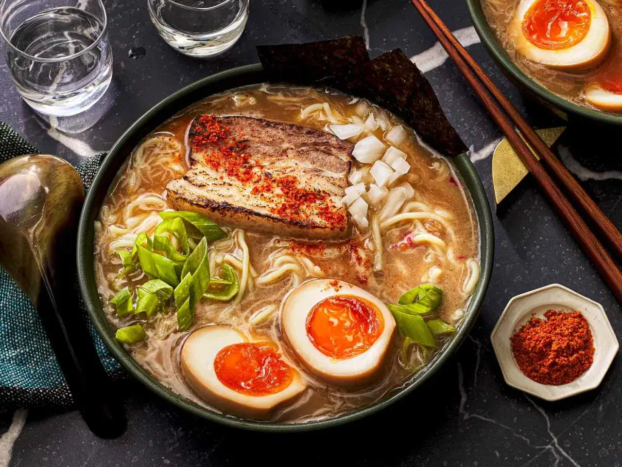 Pyszny ramen: bulion, makaron, jajko na p&oacute;ł, kawałek mięsa i szczypiorek. Idealny na chłodne dni, zastanawiasz się, ramen co to jest? To japońska zupa!