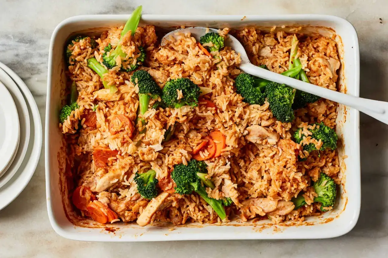 Pyszny kurczak w sosie curry z ryżem i brokułami, idealny na prosty obiad.