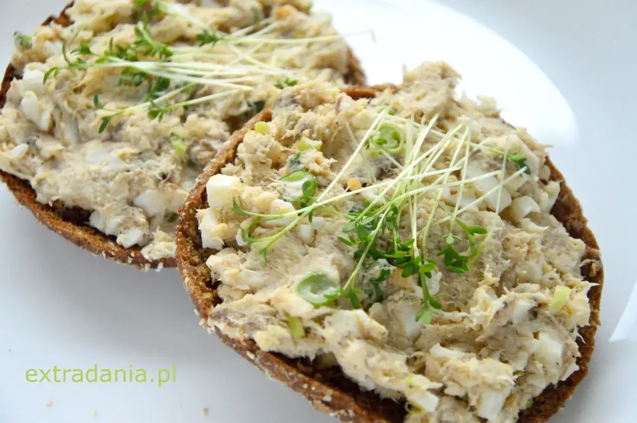 Pyszna pasta z makreli z jajkiem i szczypiorkiem na ciemnym pieczywie, idealna na śniadanie. Prosty przepis na pastę z makreli.