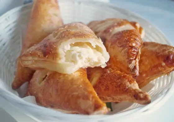 Ciasto francuskie z serem - przepis na chrupiące koperty