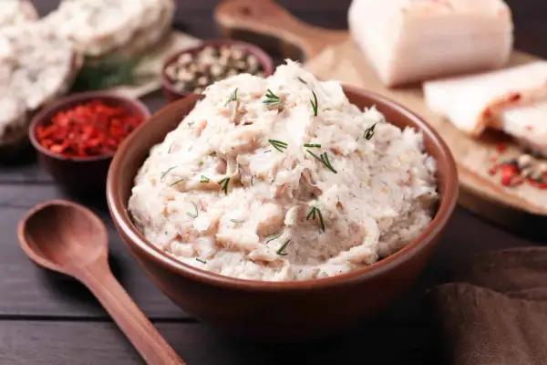 Smalec domowy po góralsku, pyszna pasta z chlebem i przyprawami.