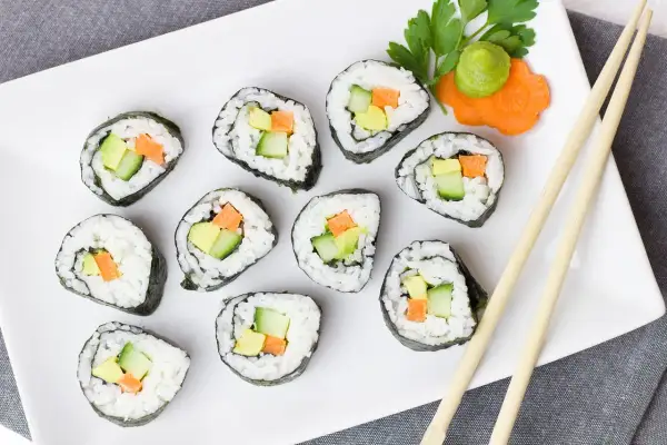 Pyszne rolki sushi z awokado, ogórkiem i marchewką. Idealne na lekki posiłek, gdy masz ochotę na coś do sushi.
