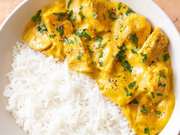 Pyszny kurczak w sosie curry, podany z ryżem. Prosty przepis na szybki obiad.