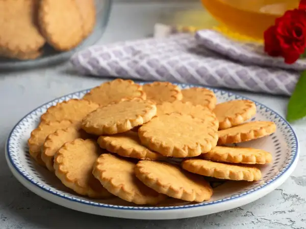 Stos ciasteczek na talerzu, idealnych do kawy. Pyszny przepis na ciastka, który zachwyci każdego.