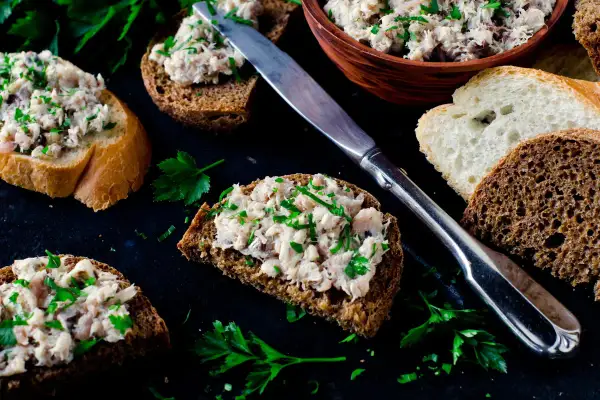 Pyszna pasta z makreli na chlebie, idealna na szybkie śniadanie. Prosty przepis na pastę z makreli.