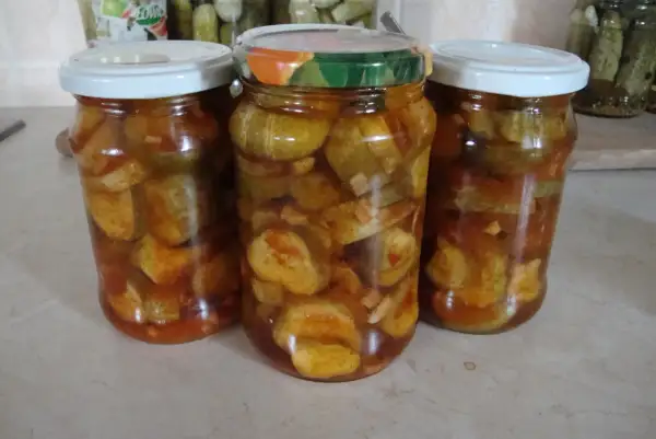 Słoiki z domowymi ogórkami z chilli, gotowe na zimę. Pikantne i aromatyczne, idealne do kanapek.