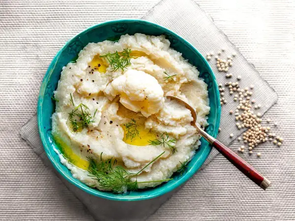 Aksamitne puree z kalafiora, polane oliwą, ozdobione koperkiem i pieprzem. Idealne jako lekki dodatek.