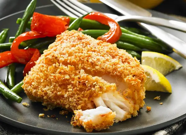 Chrupiące ryba w panierce panko, podana z fasolką szparagową, papryką i cytryną. Panko co to? Japońska bułka tarta nadająca niezwykłą kruchość.
