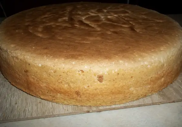 Puszysty biszkopt z 5 jaj, lekko zarumieniony, gotowy do dekoracji. Idealna baza do tortu.
